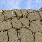 Villetta con muri in tufo